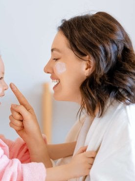 Mae E Filha Passando Creme Para Pele
