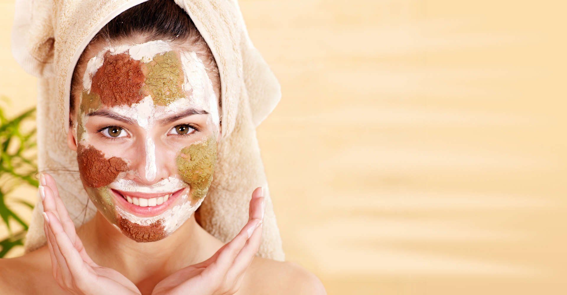 mulher utilizando máscaras de argila de várias cores