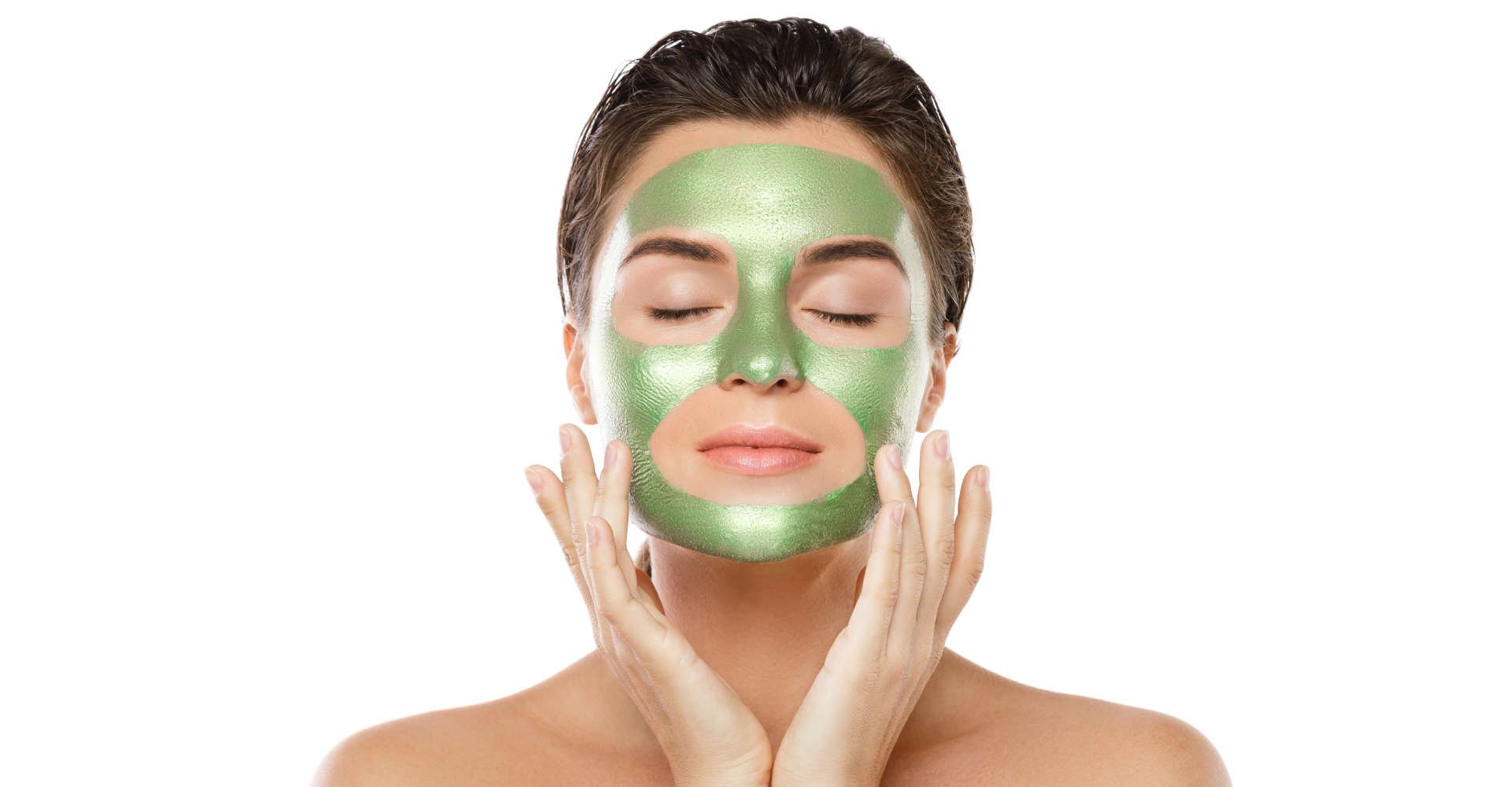 mulher utiliza máscara de argila verde para beleza