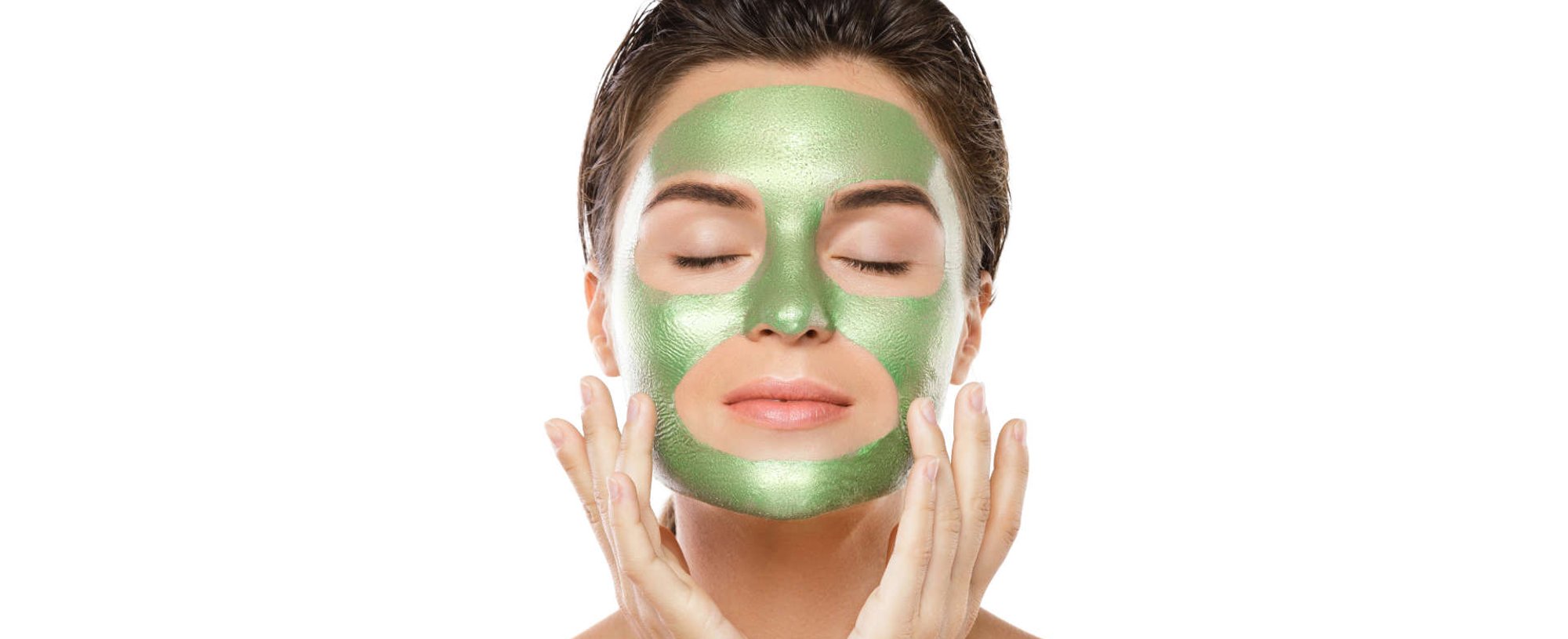 mulher utiliza máscara de argila verde para beleza