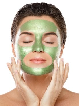 mulher utiliza máscara de argila verde para beleza