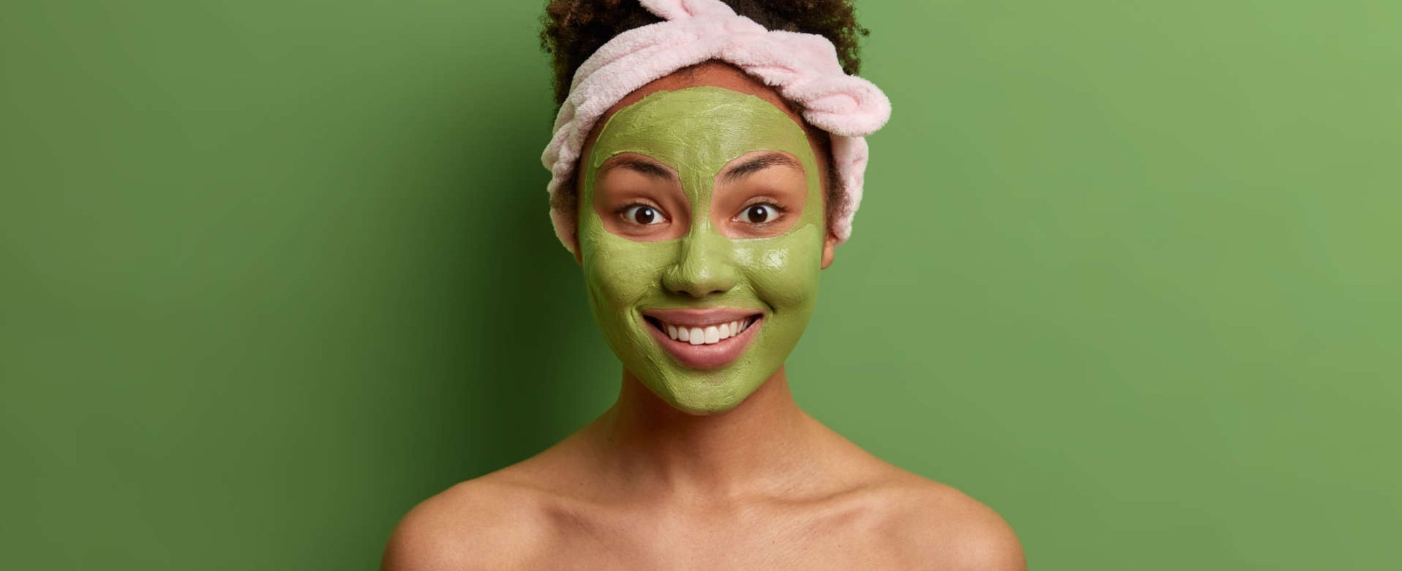 mulher exibe o rosto com máscara verde