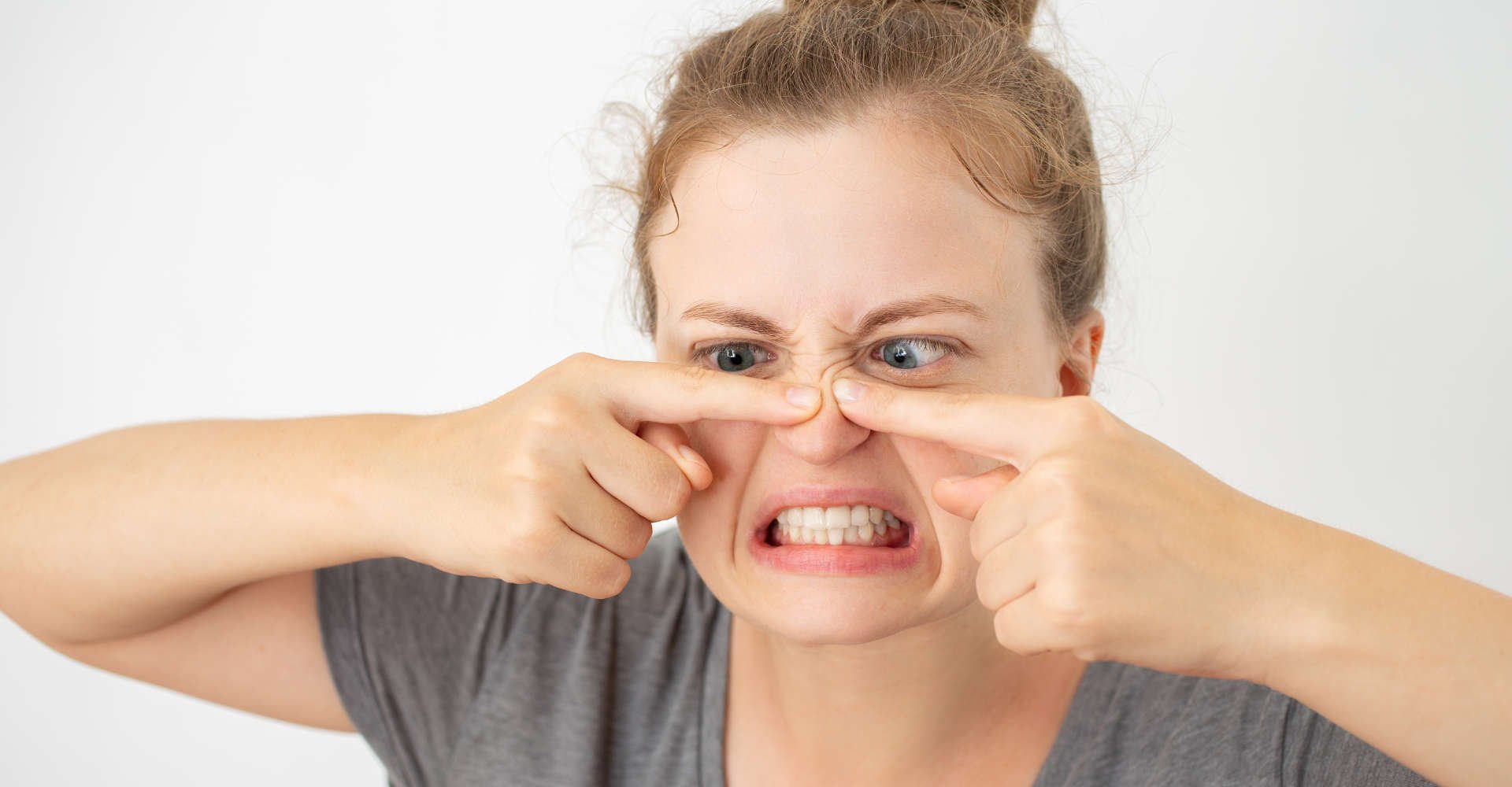 menina tirando cravo do nariz