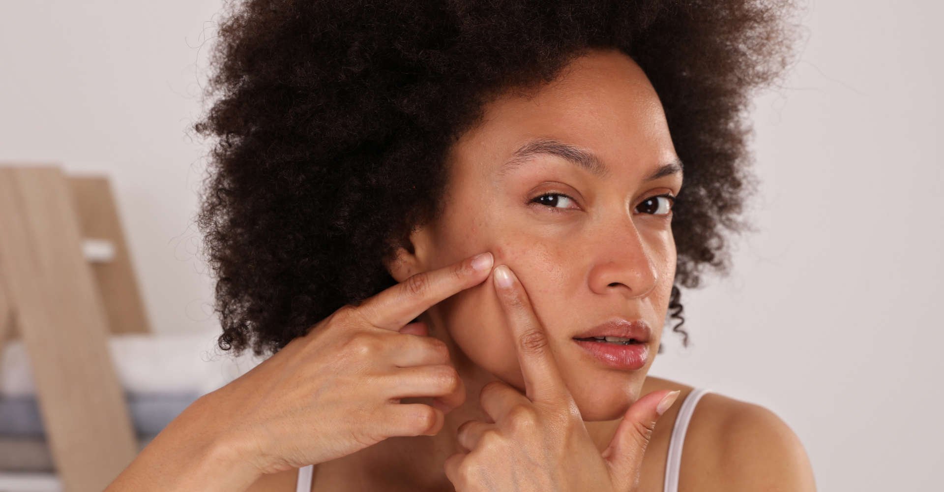 mulher espremendo espinha