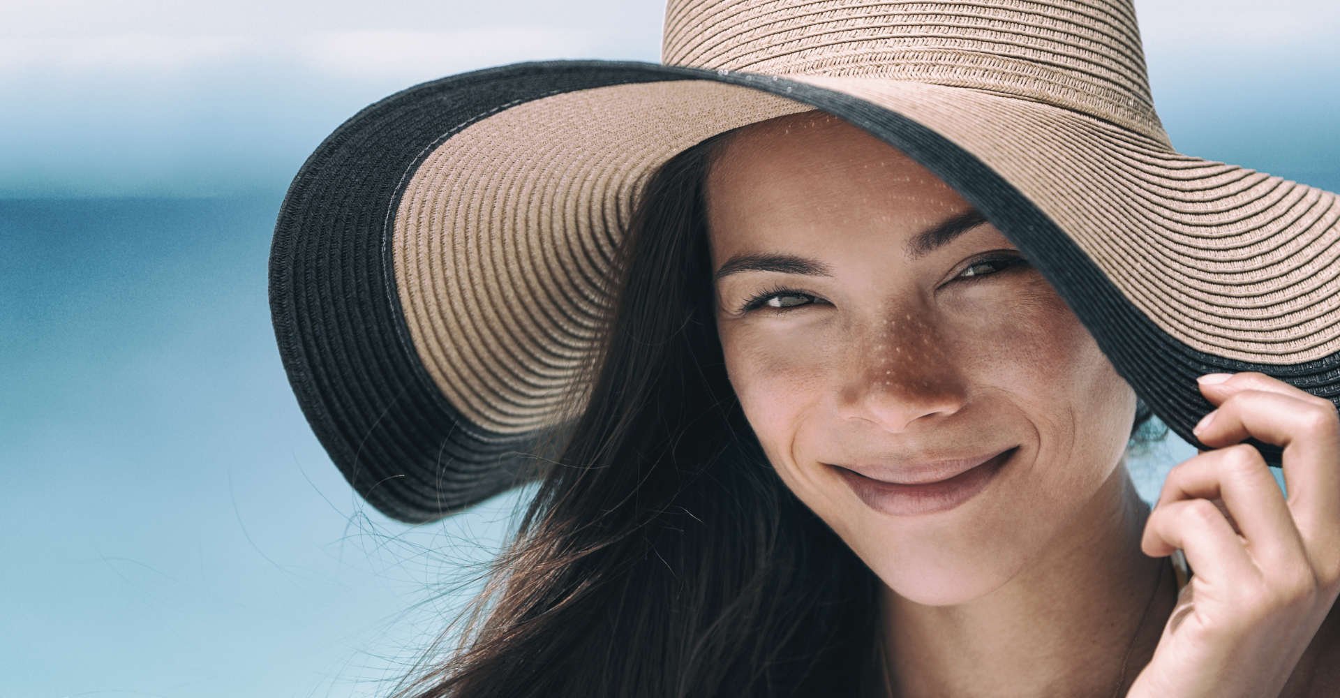 Mulher Se Protegendo Do Sol Por Conta Do Acido Salicilico