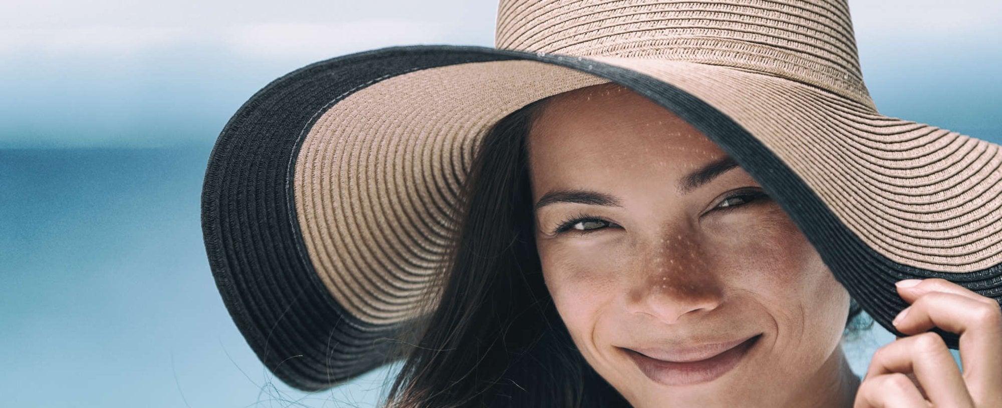 mulher se protegendo do sol por conta do ácido salicílico