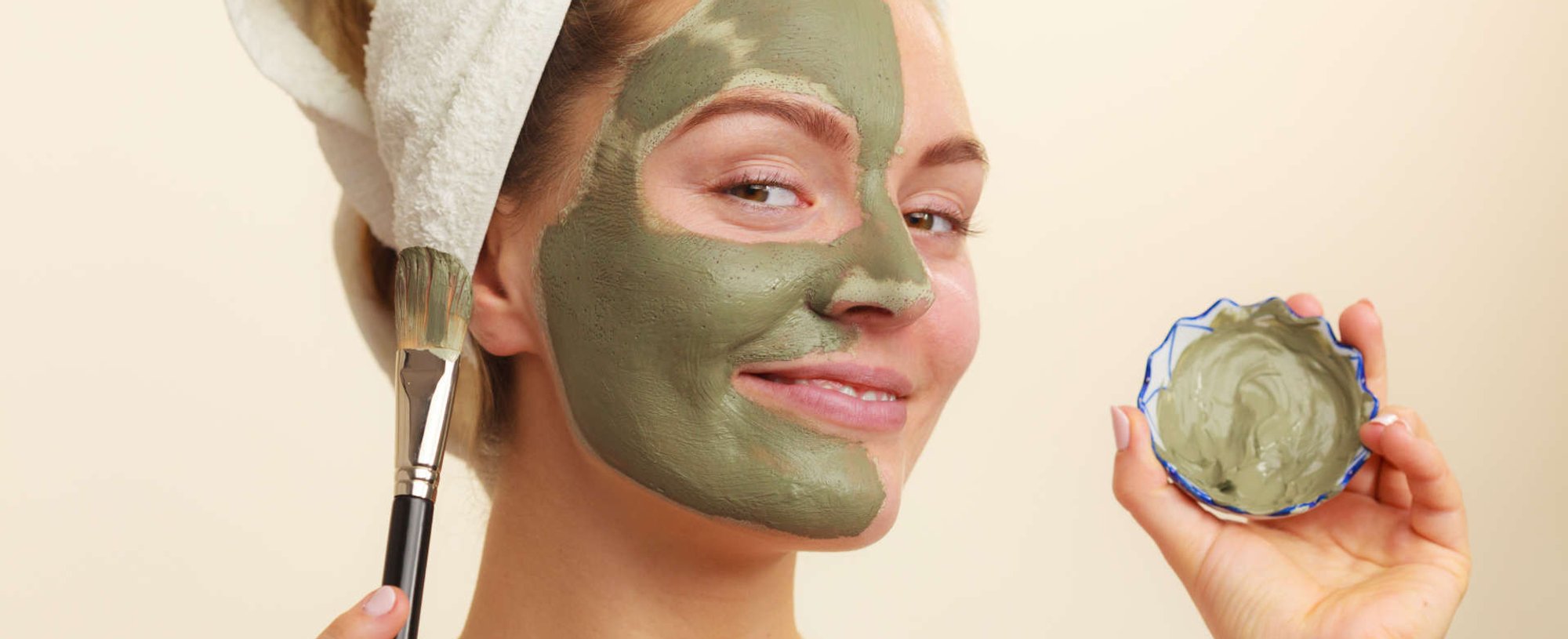 mulher utilizando máscara de argila verde