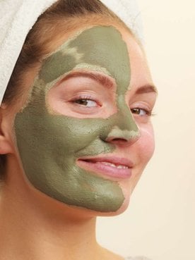mulher utilizando máscara de argila verde