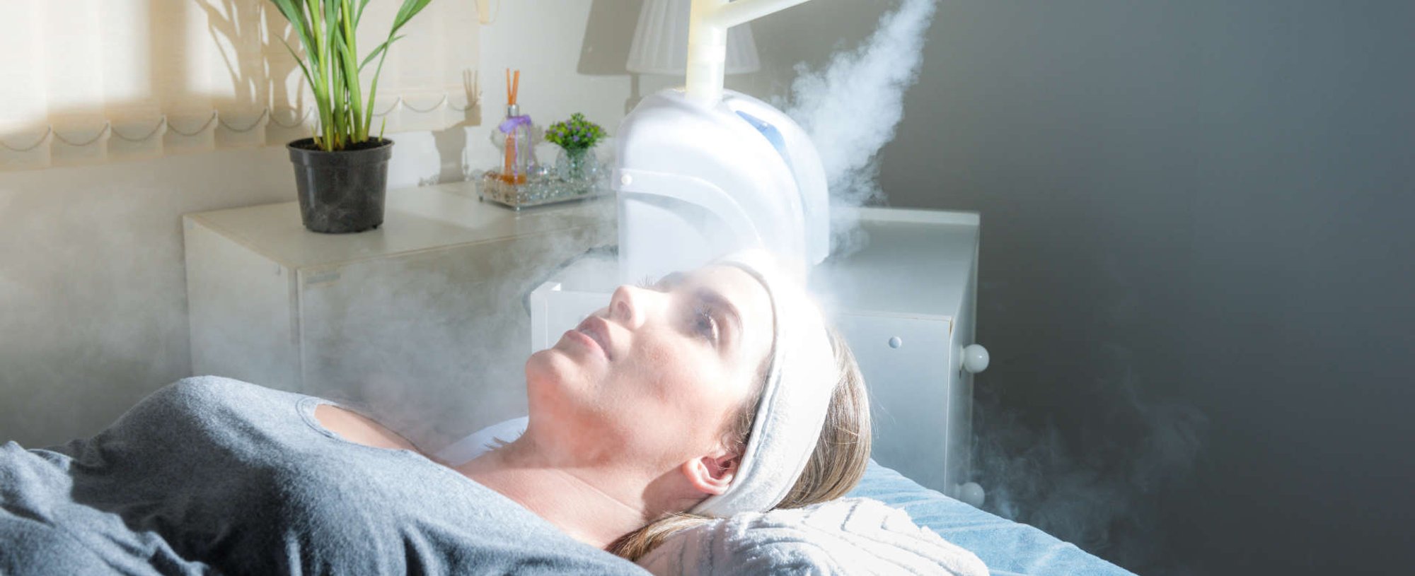 mulher realizando sauna facial