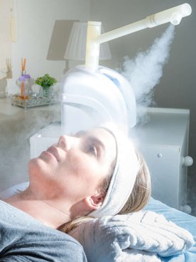 mulher realizando sauna facial