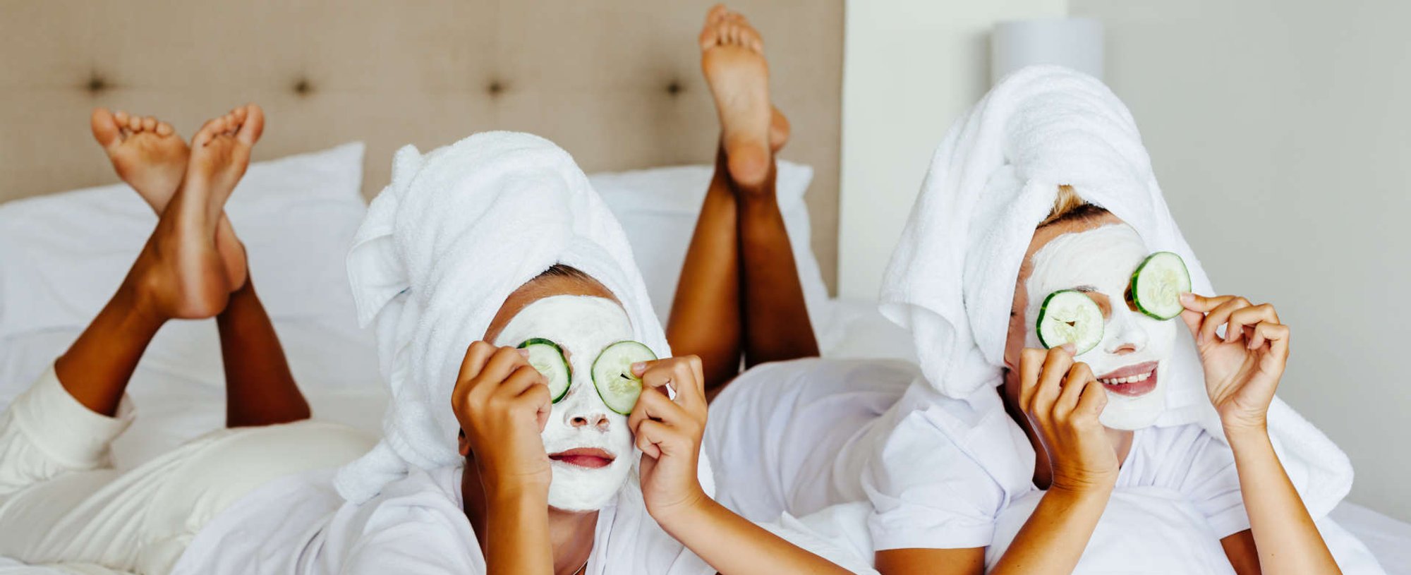 duas mulheres realizam spa em casa