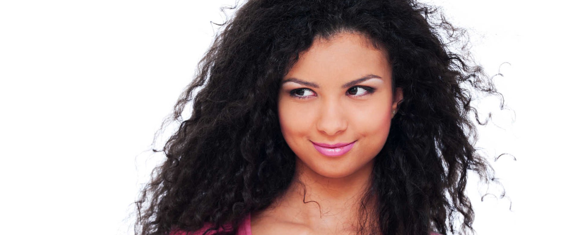 Modelo negra com cabelo com frizz