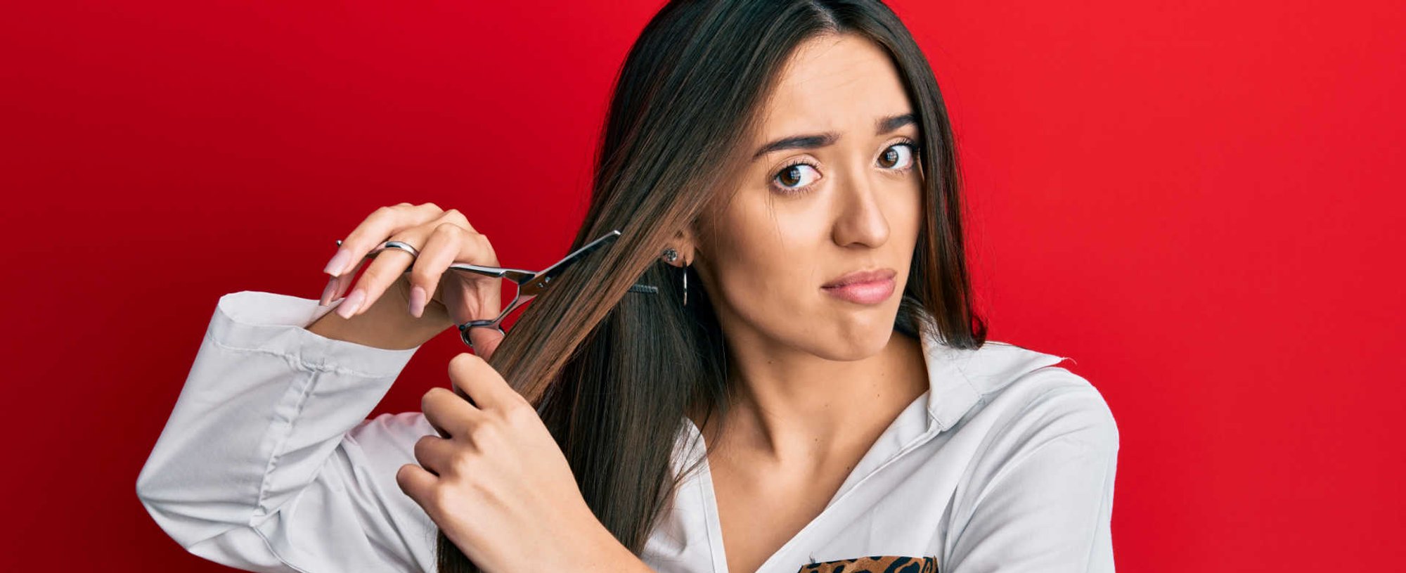 Modelo cortando o cabelo