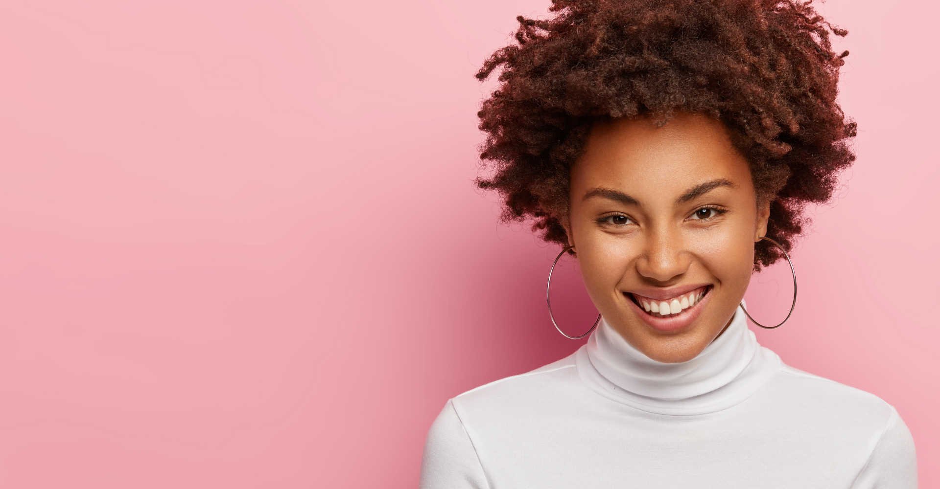 Modelo negra com cabelo crespo