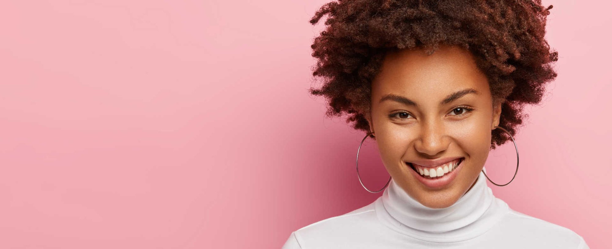 Modelo negra com cabelo crespo