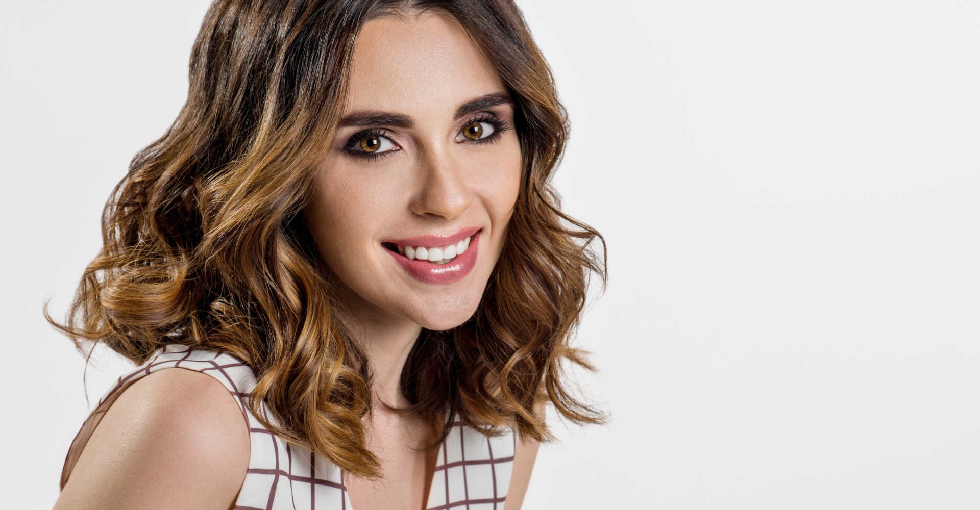 Modelo branca com mechas loiras no cabelo