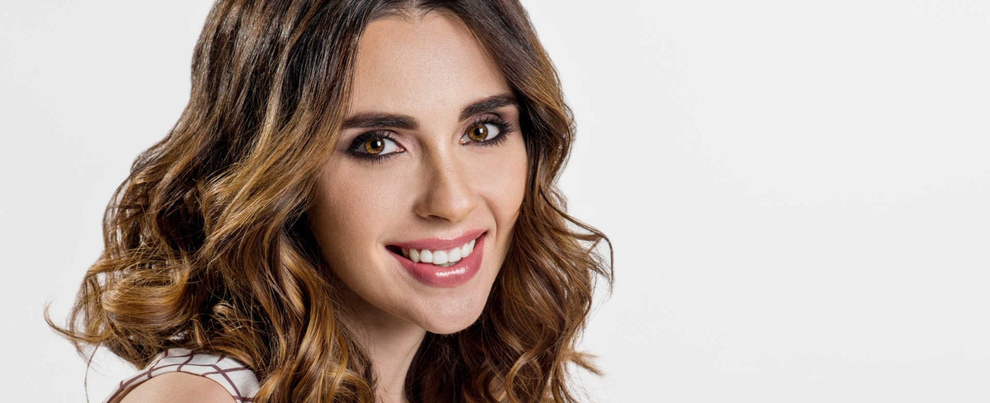 Modelo branca com mechas loiras no cabelo