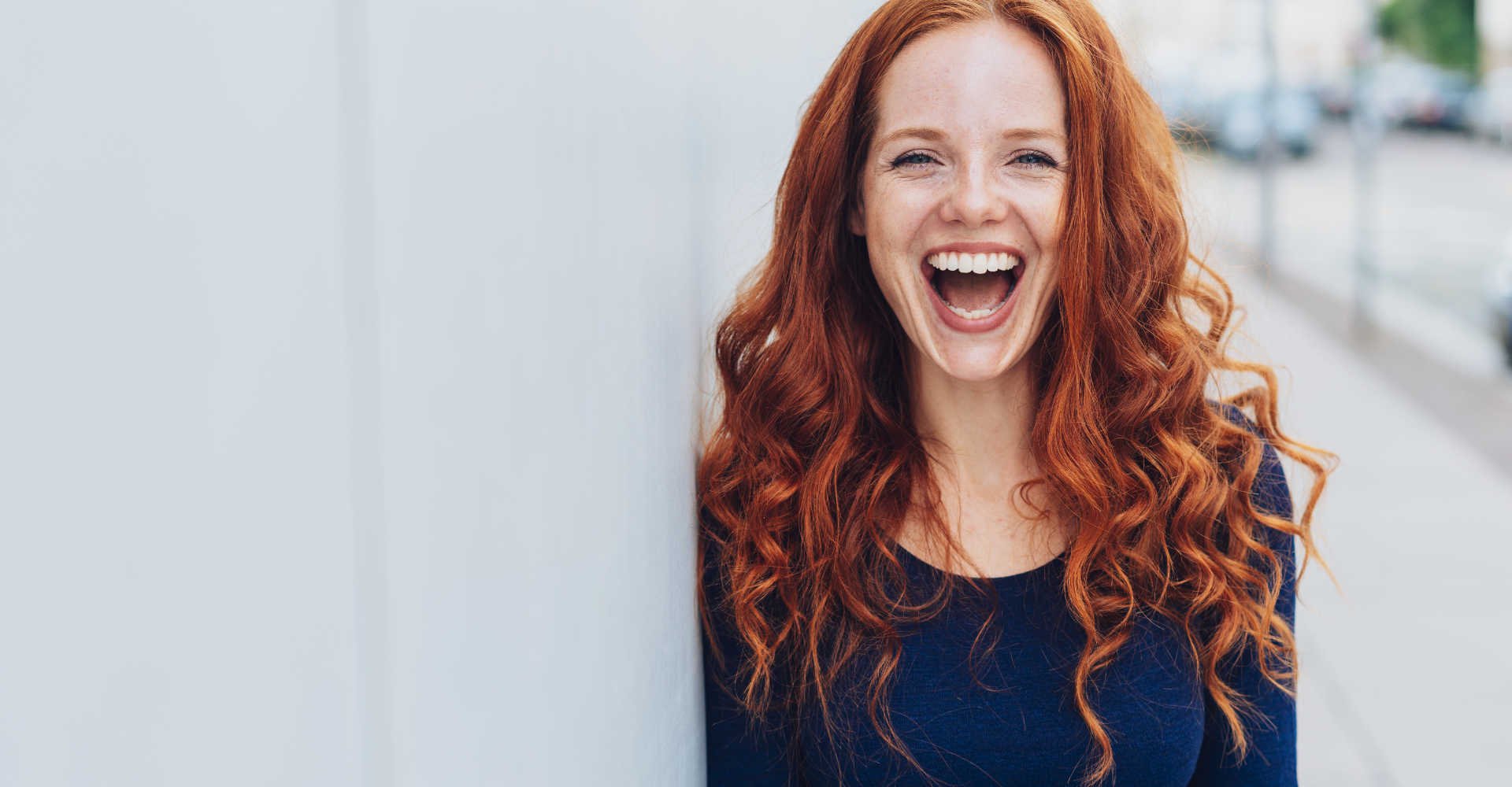 Modelo ruiva sorrindo