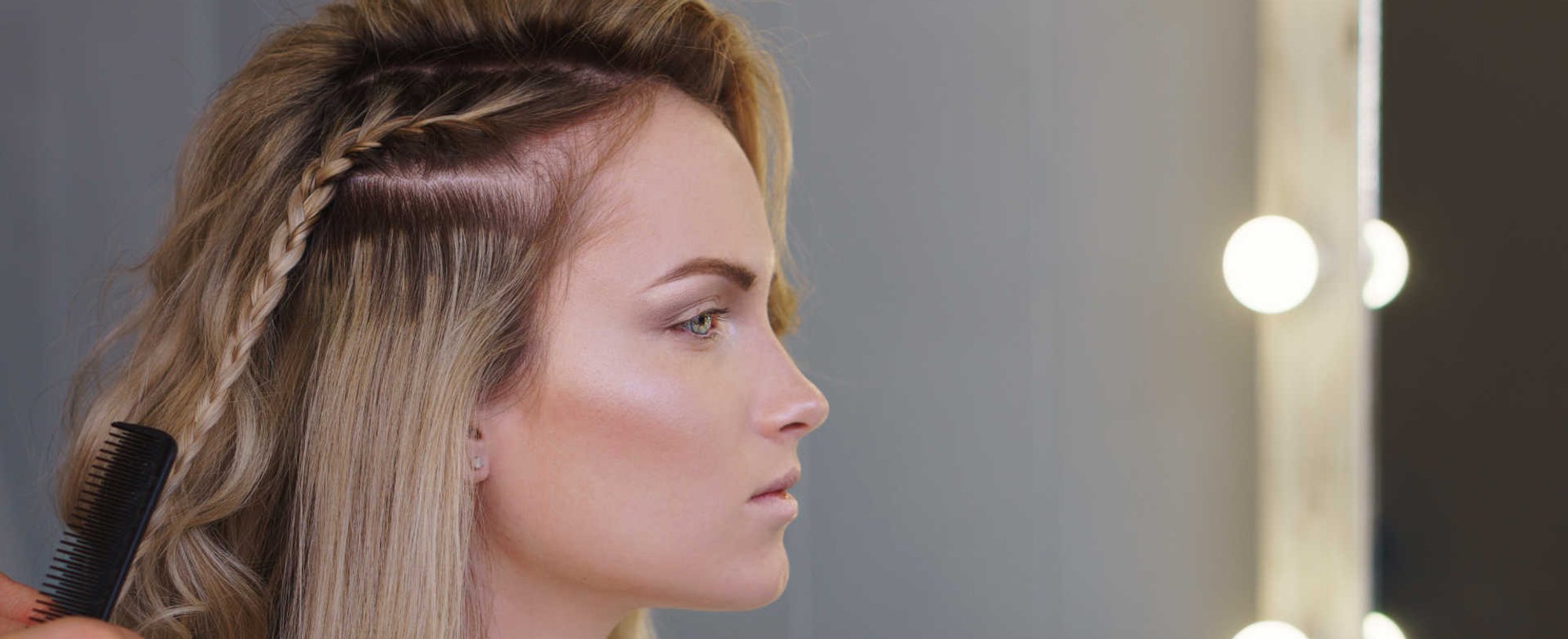 Profissional fazendo tranca em modelo loira