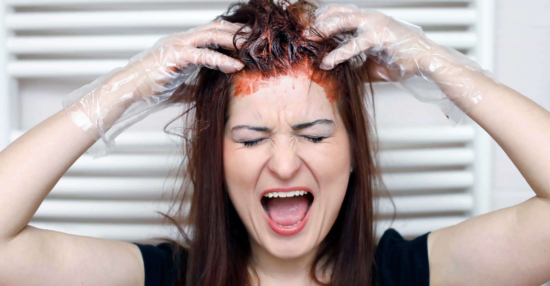 Modelo branca pintando o cabelo de vermelho