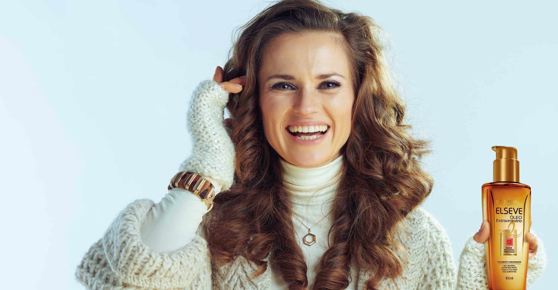 Modelo branca sorrindo com cabelos ondulados