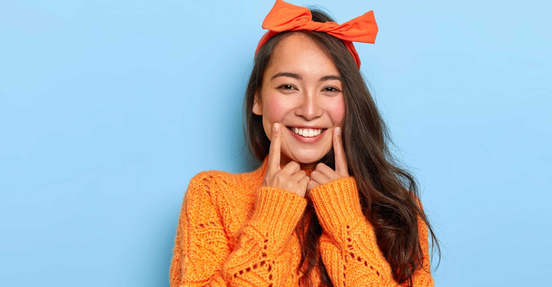 Modelo sorrindo com tiara no cabelo