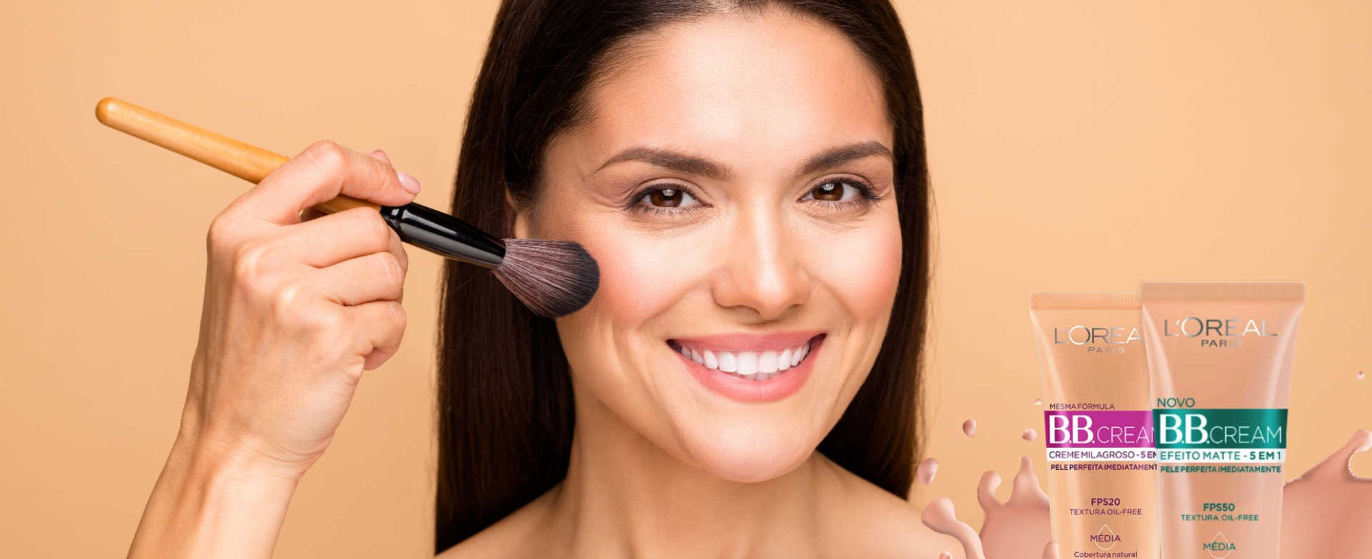 Modelo sorrindo passando bb cream no rosto