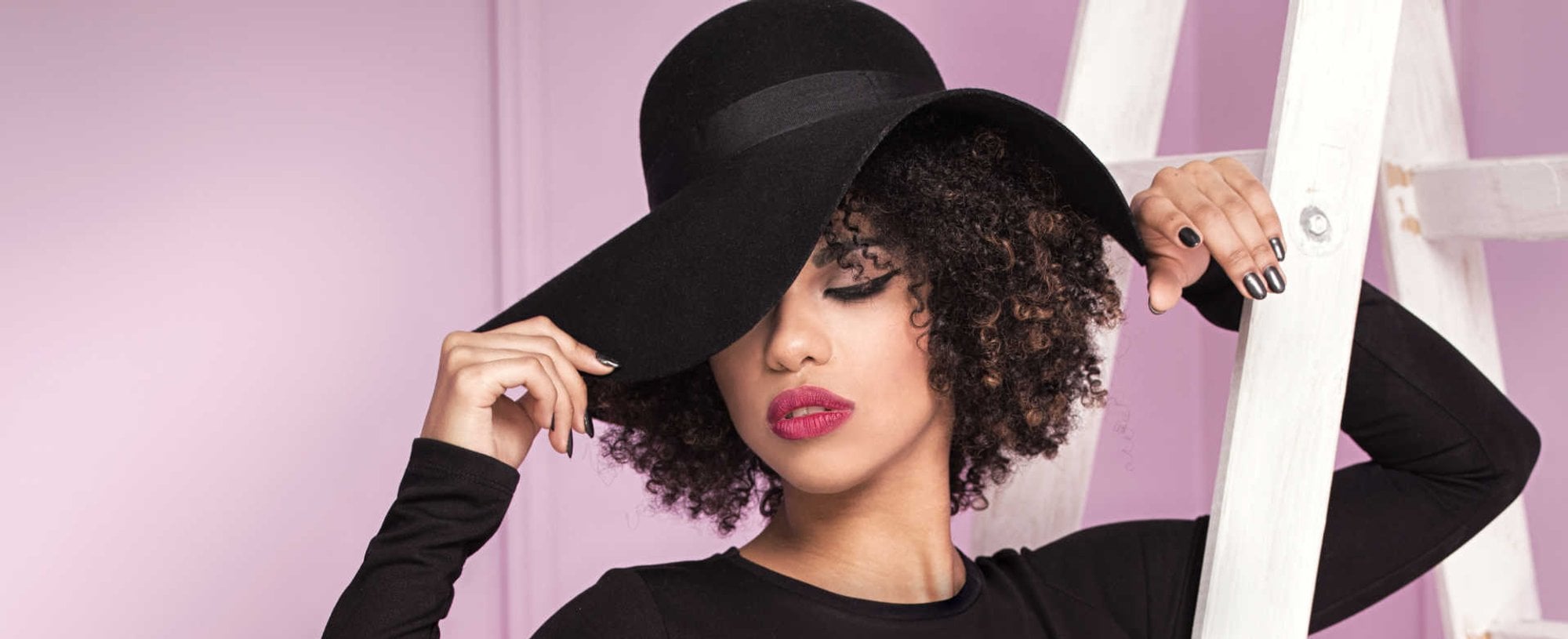 Modelo negra com chapeu preto