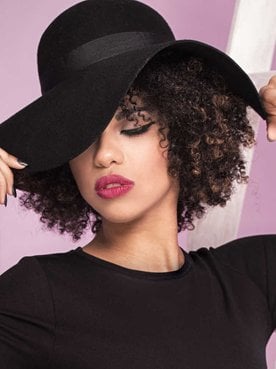 Modelo negra com chapeu preto