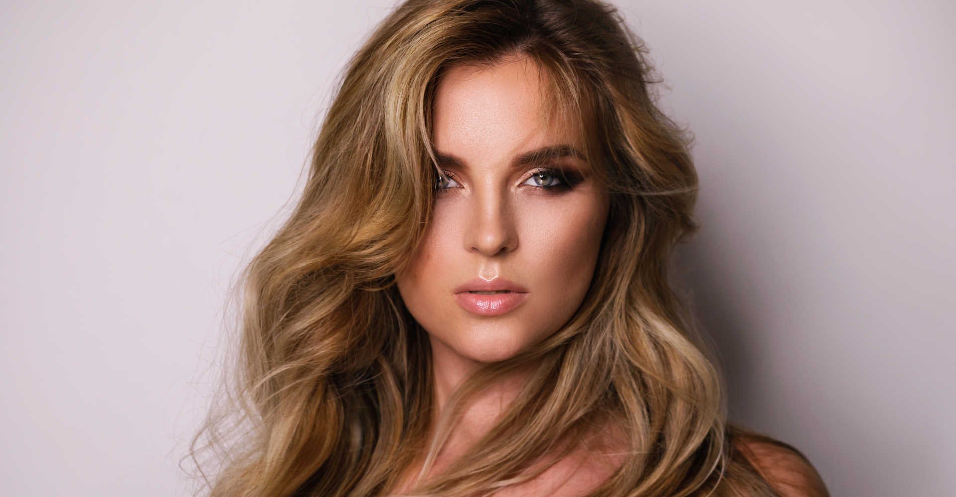 Modelo branca e loira posando para a foto