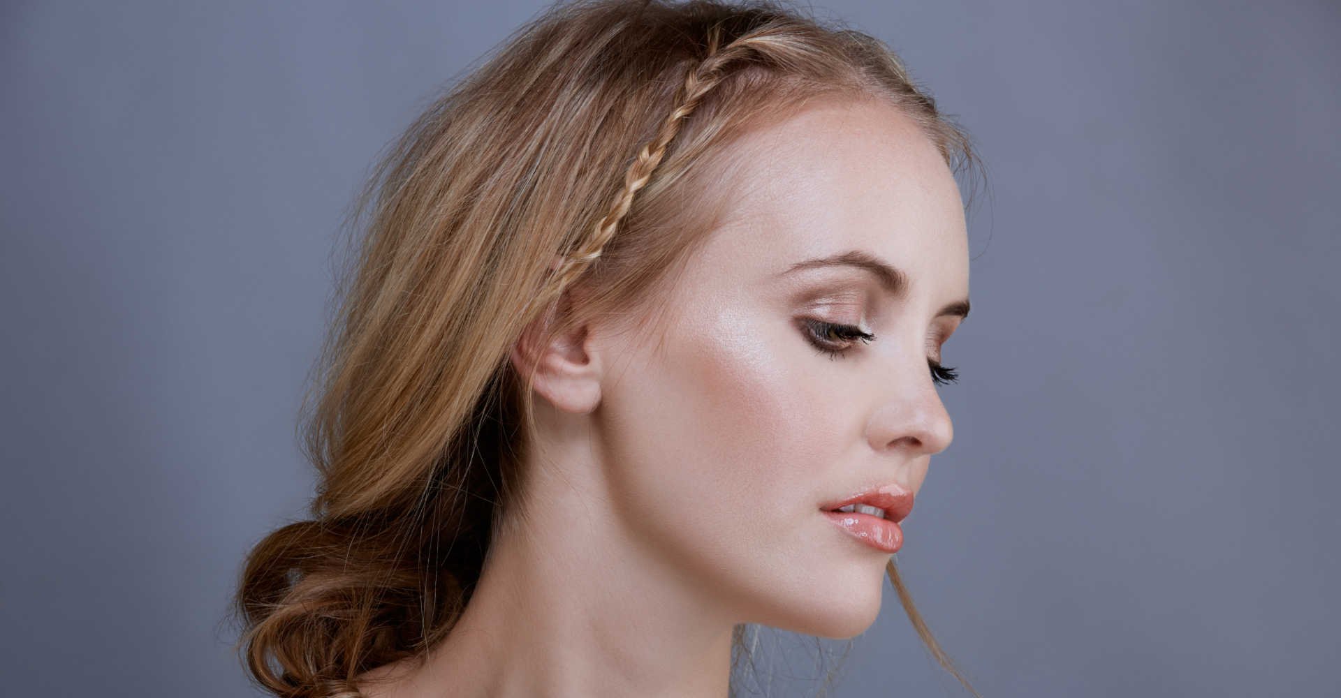 Modelo loira com trança