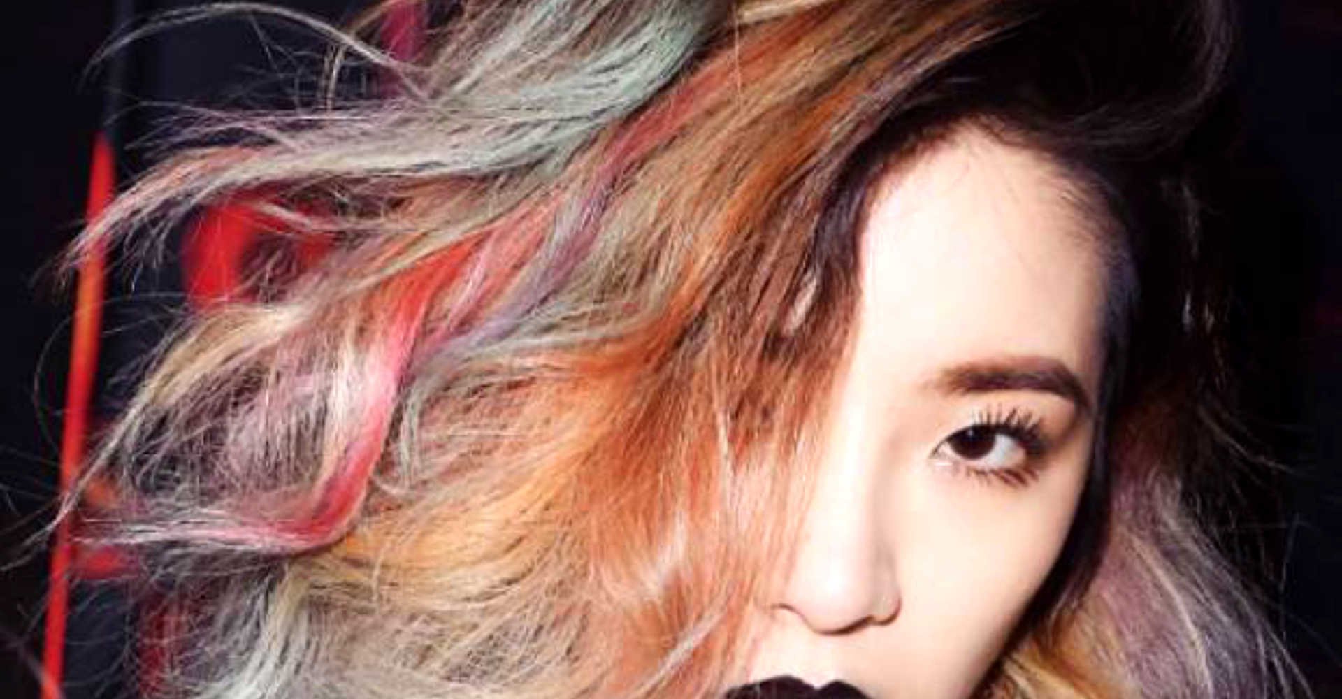 Modelo asiática com cabelo colorido