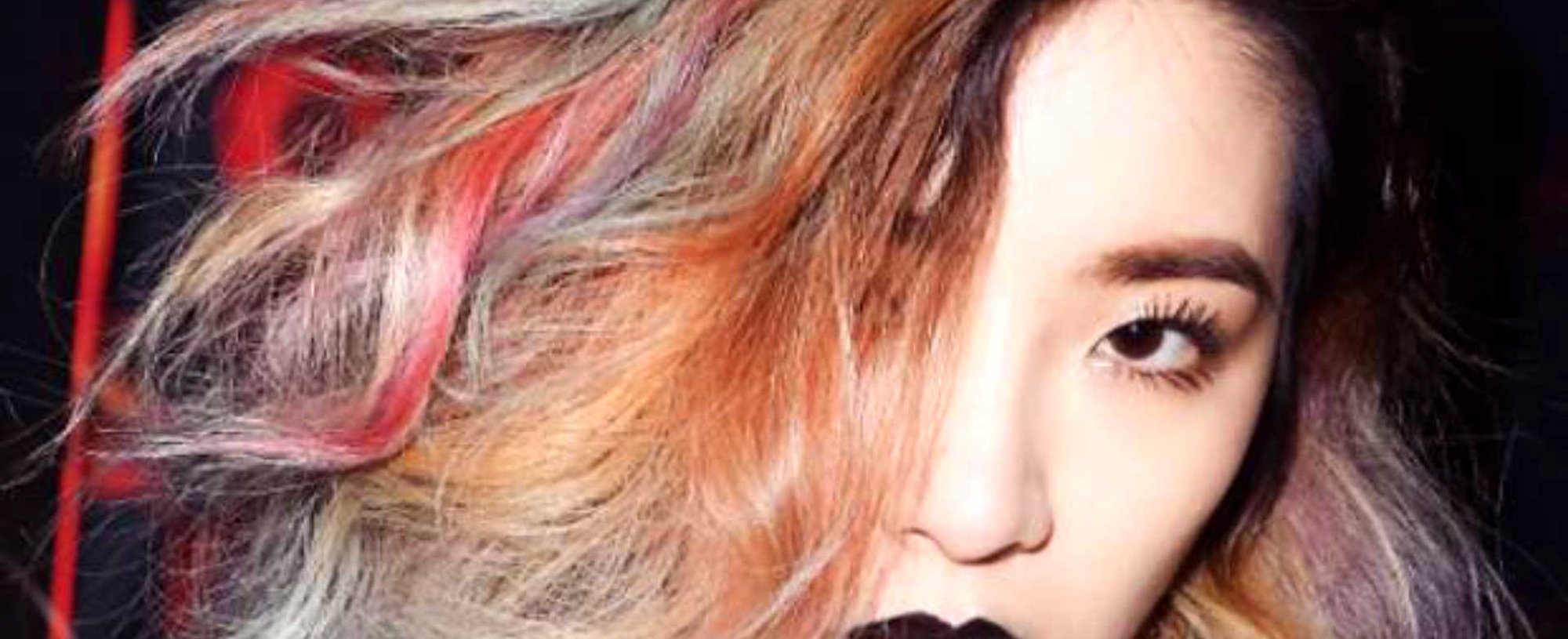 Modelo asiática com cabelo colorido