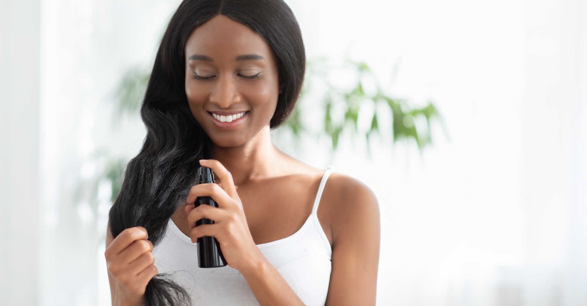 Modelo passando creme em seus cabelos