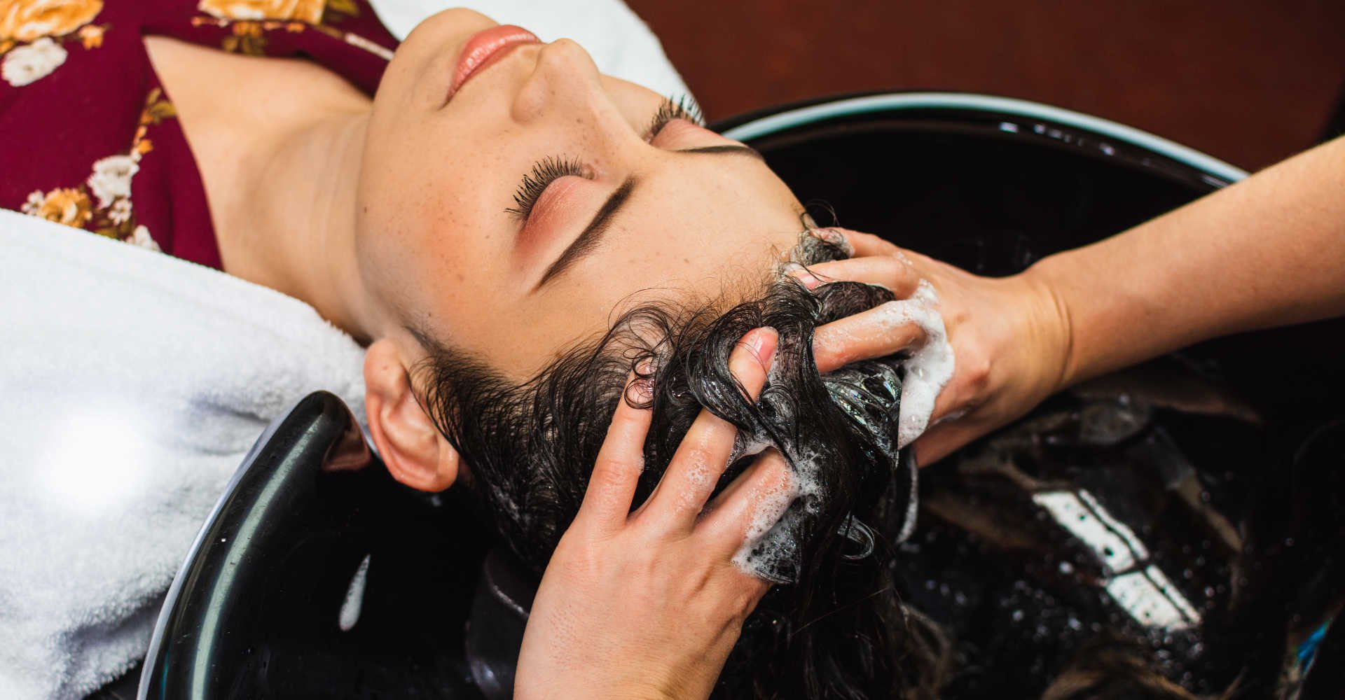 Profissional lavando o cabelo de modelo branca