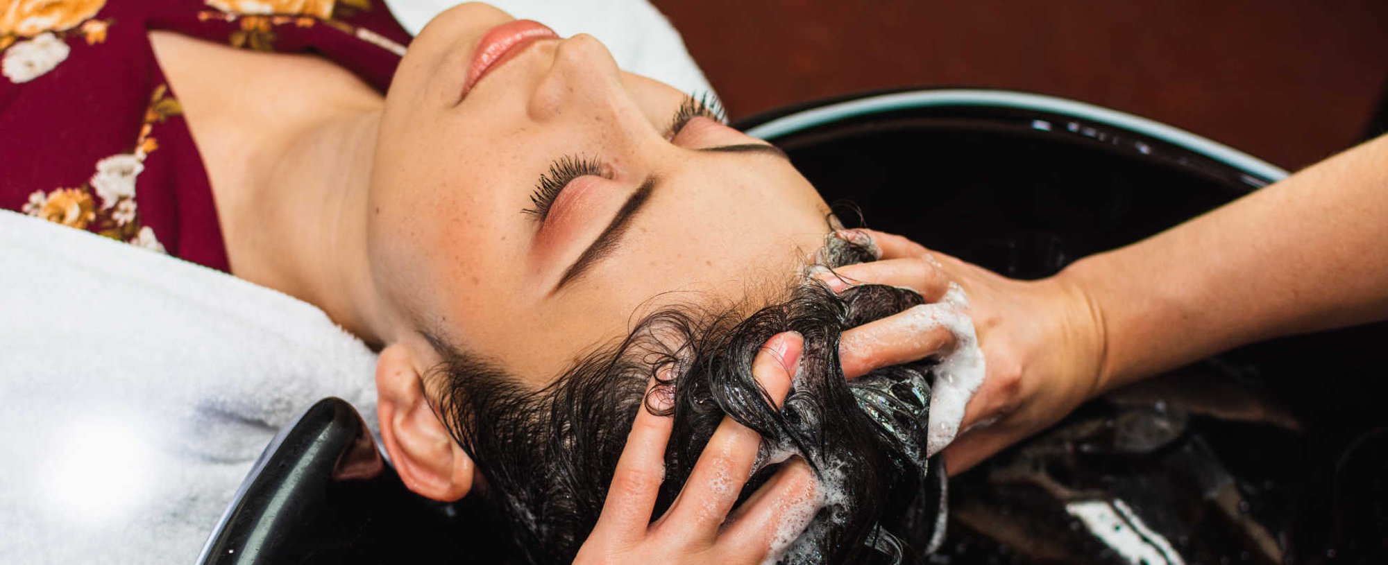 Profissional lavando o cabelo de modelo branca