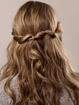 Modelo loira de costas com cabelo trançado