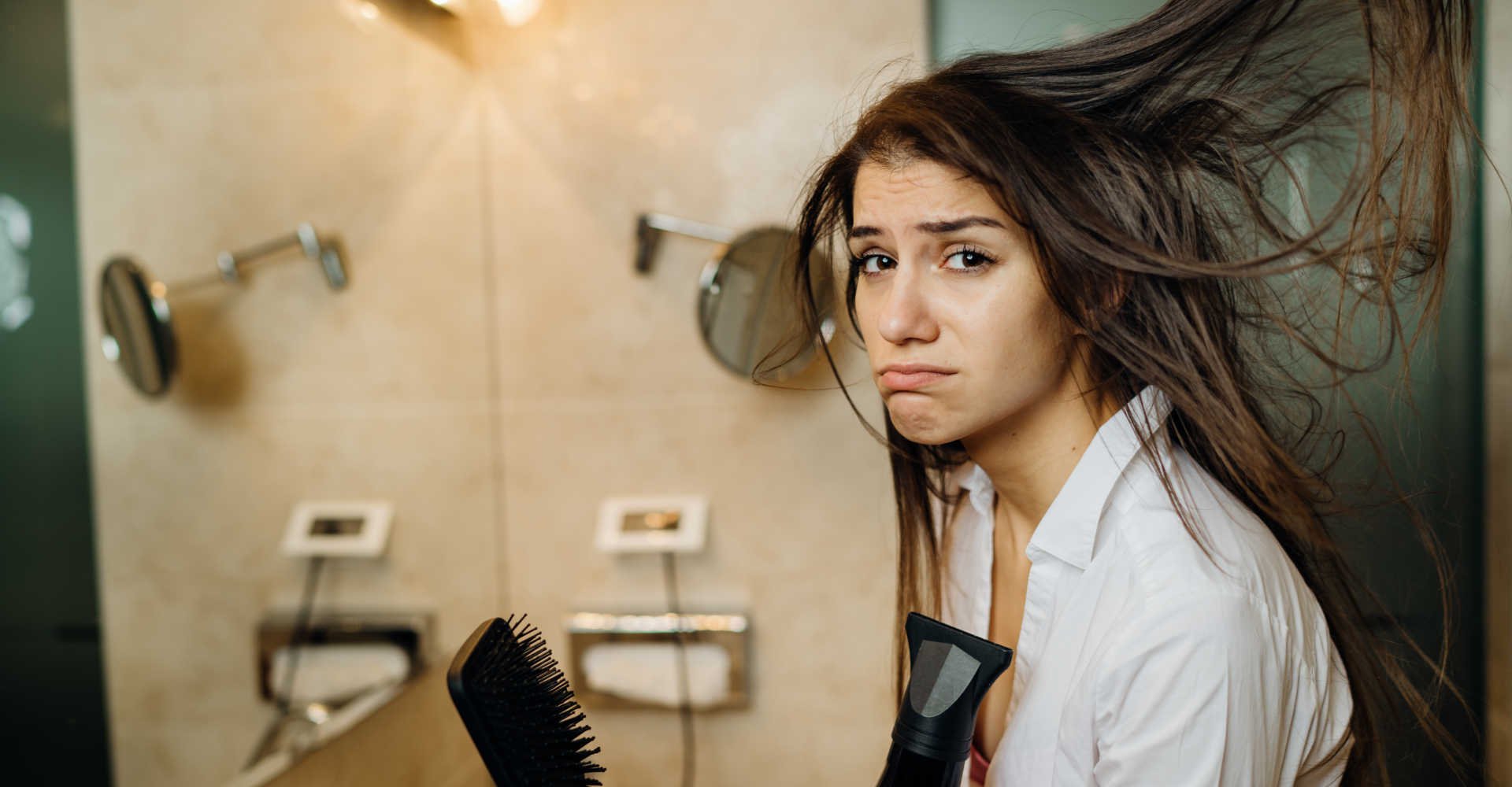 Modelo secando os cabelos com secador