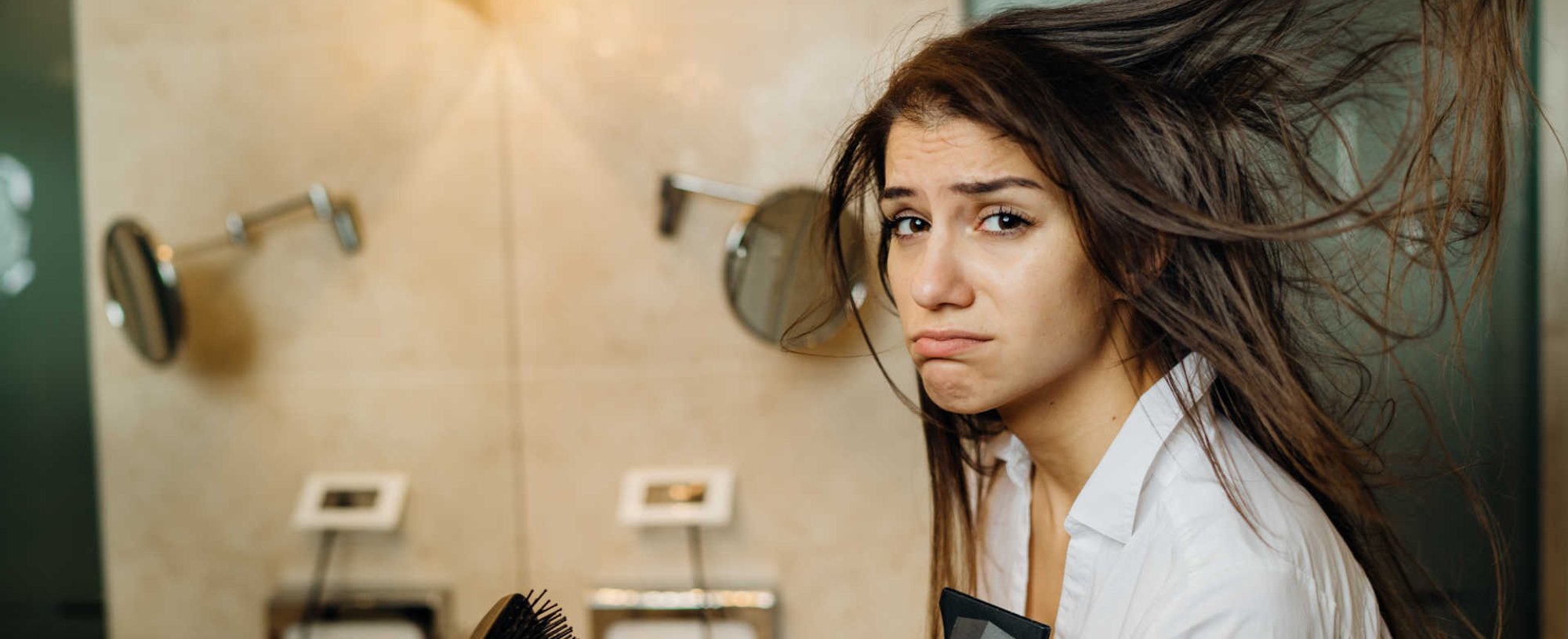 Modelo secando os cabelos com secador