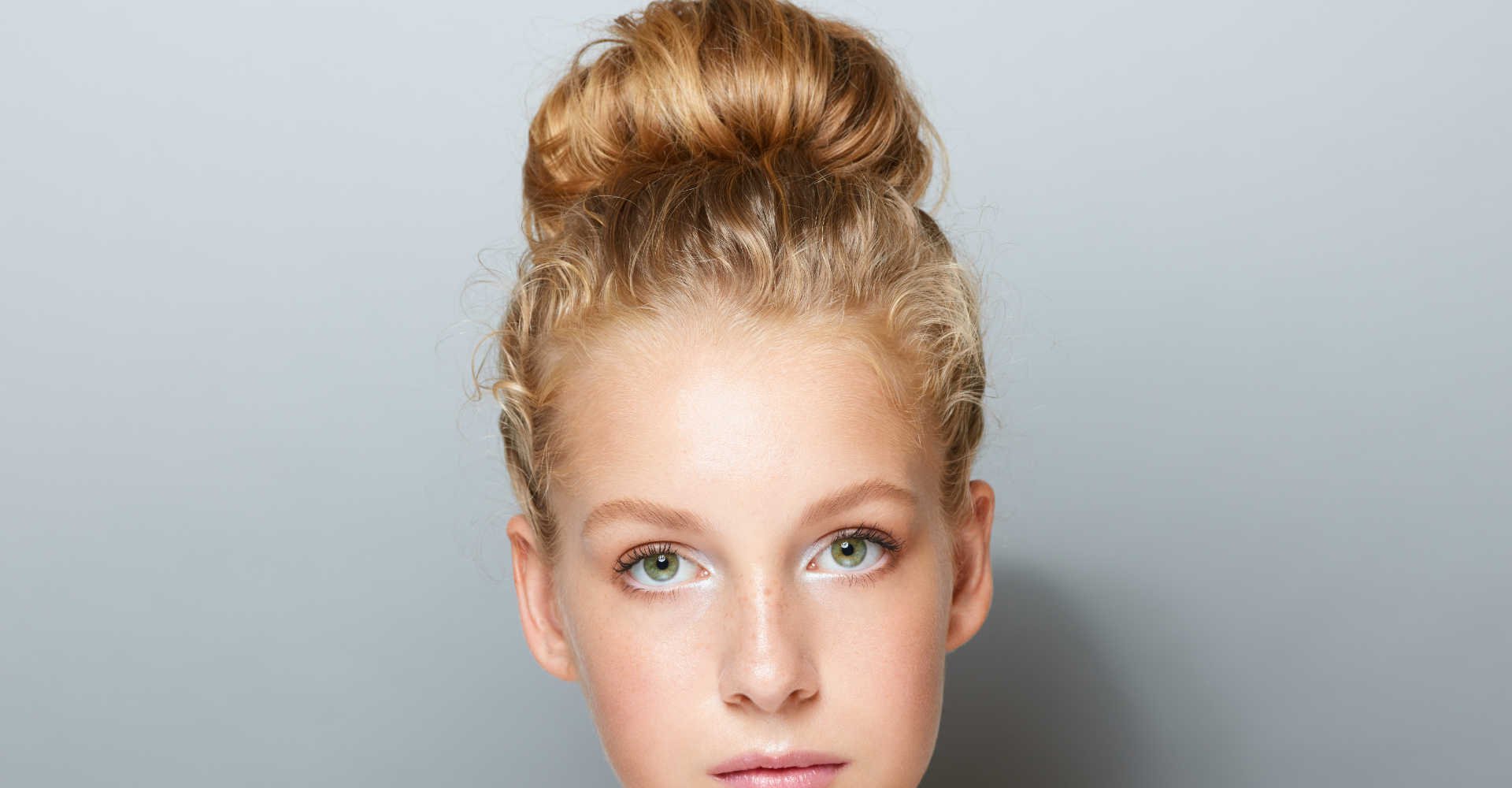 Modelo ruiva com coque