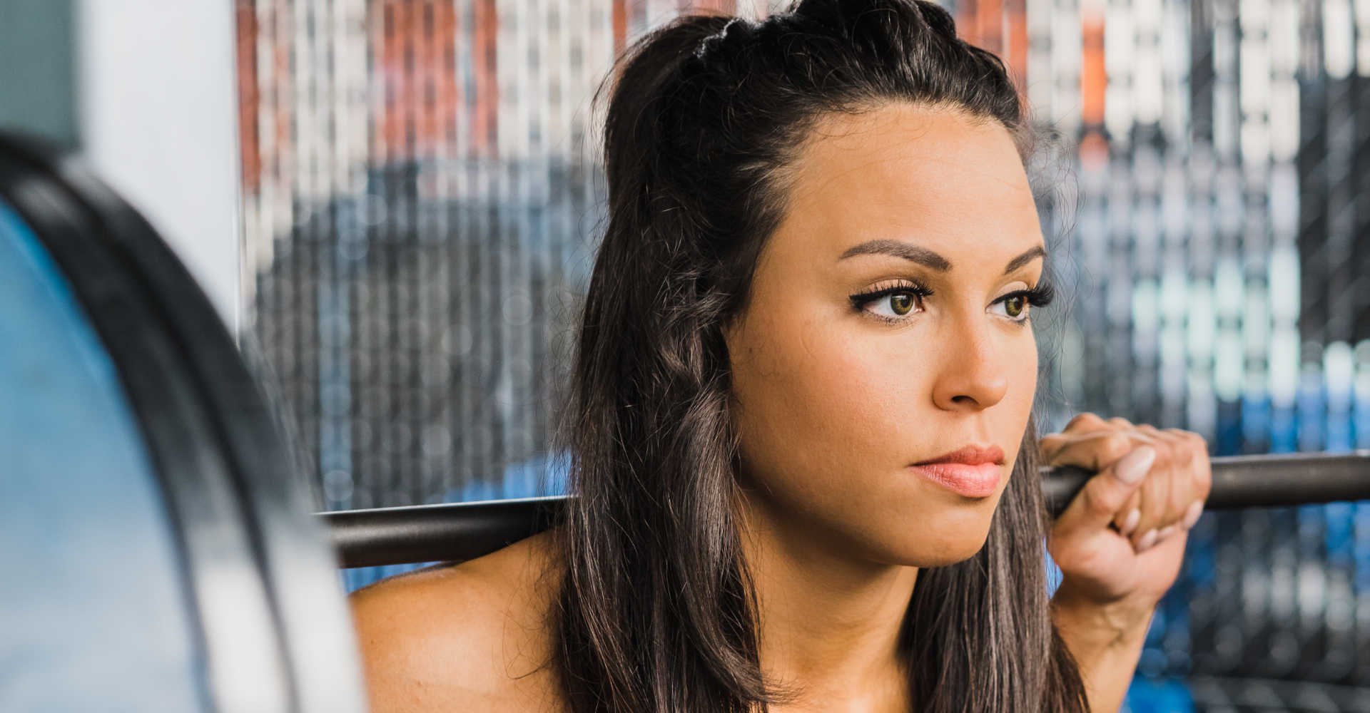 Modelo branca com a franja presa