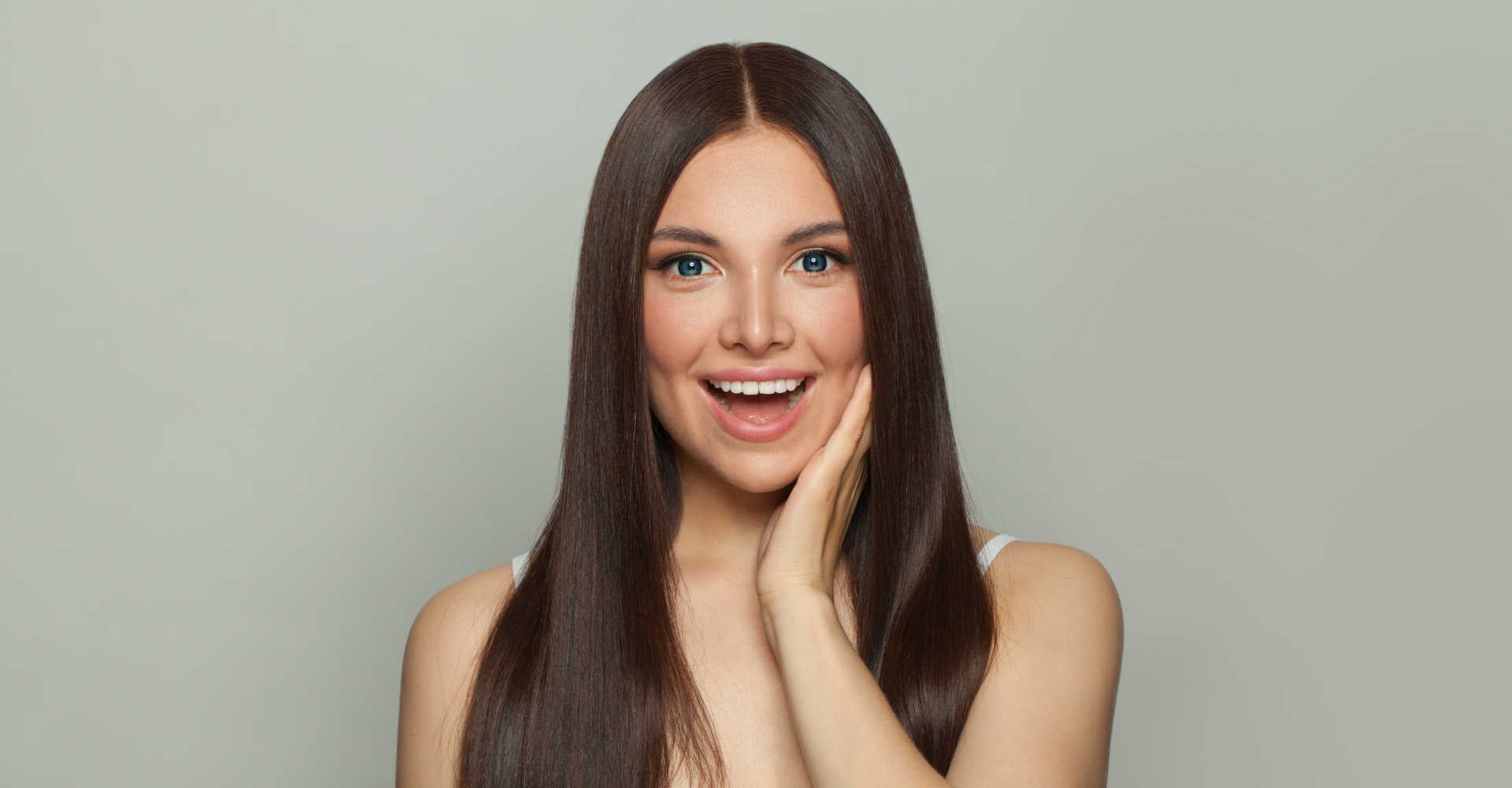 Modelo branca com cabelo super liso