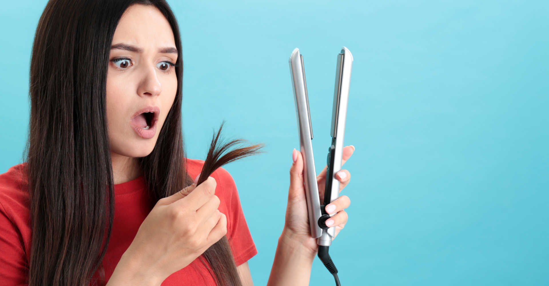 Modelo branca com chapinha na mão