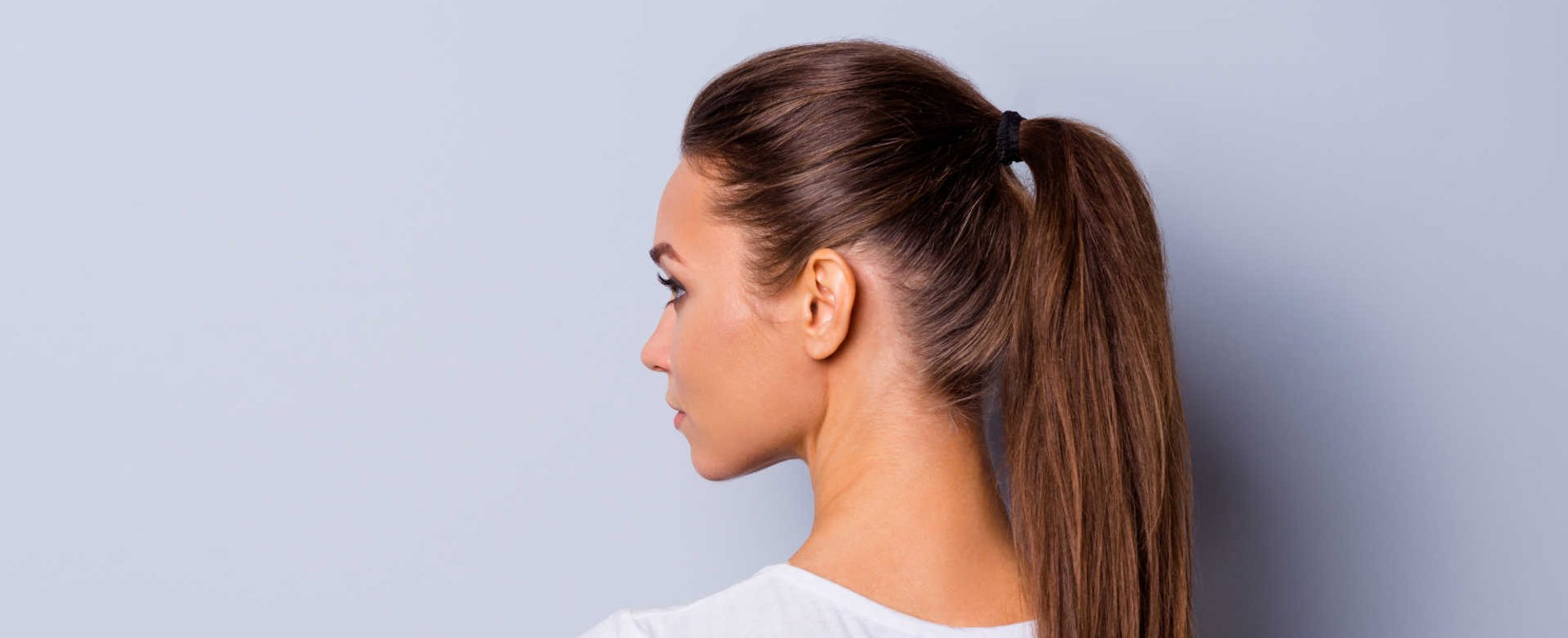 Modelo com rabo de cavalo