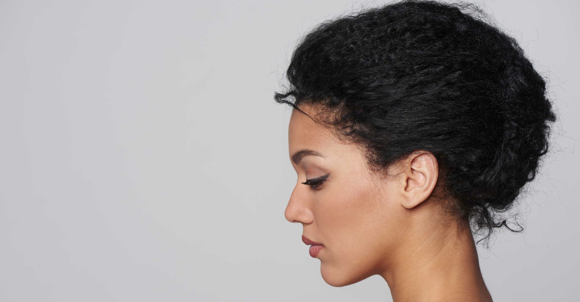 Modelo negra com cabelo crespo