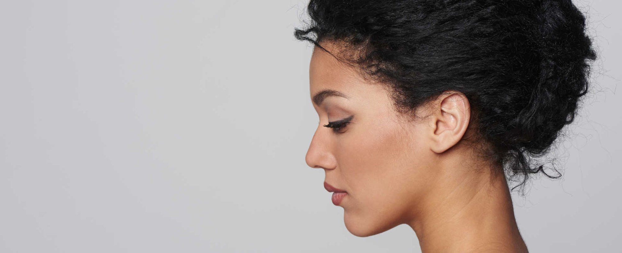 Modelo negra com cabelo crespo