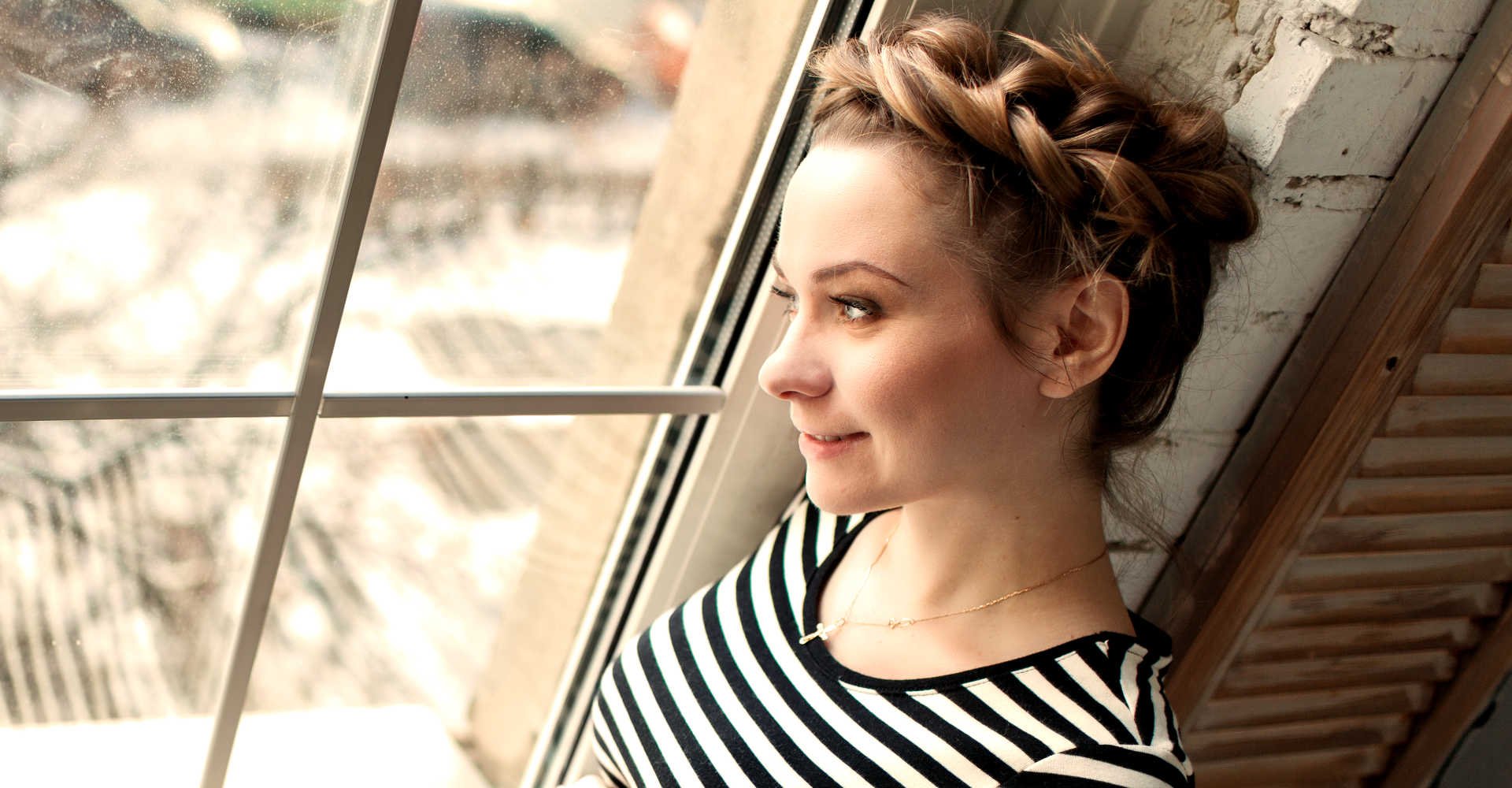 Modelo loira com tranças no cabelo