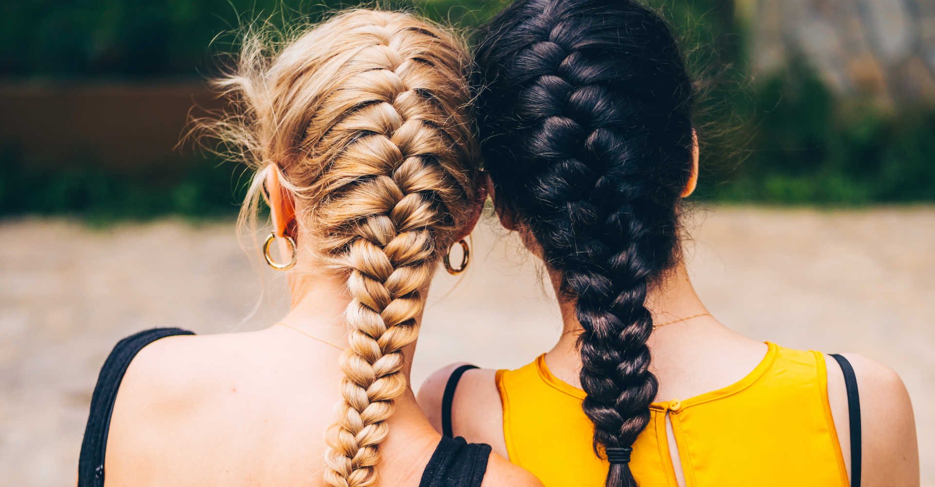 Duas modelos, uma loira e outra morena com tranças