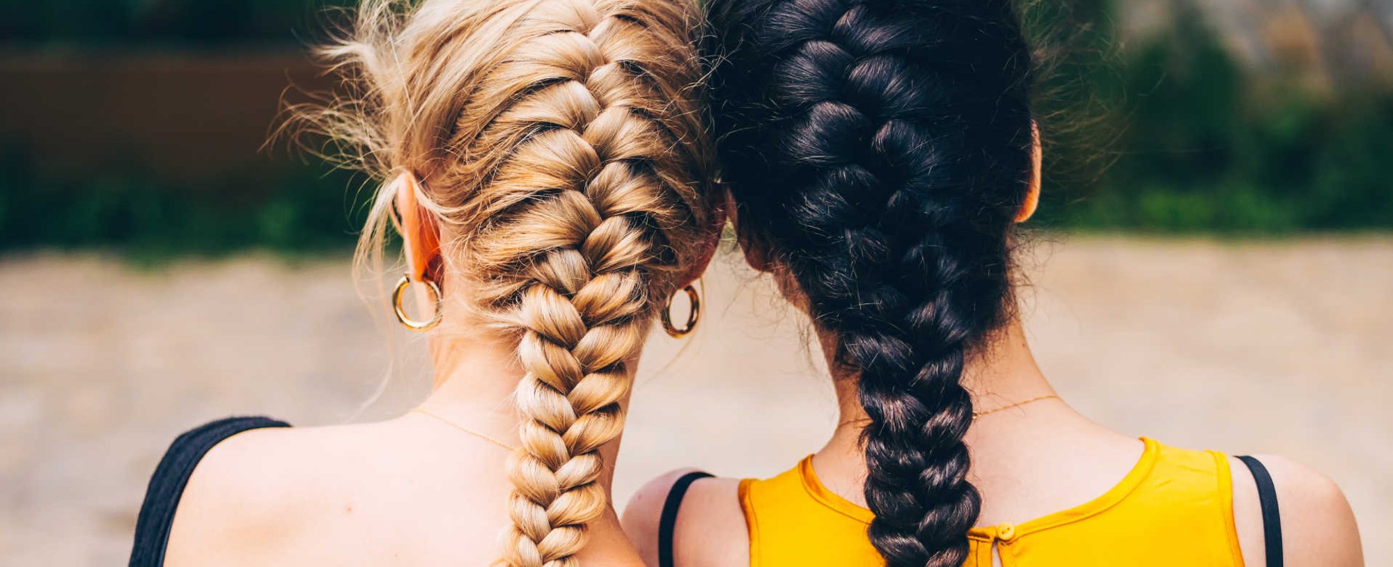 Duas modelos, uma loira e outra morena com tranças