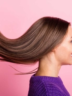 Modelo com cabelo liso